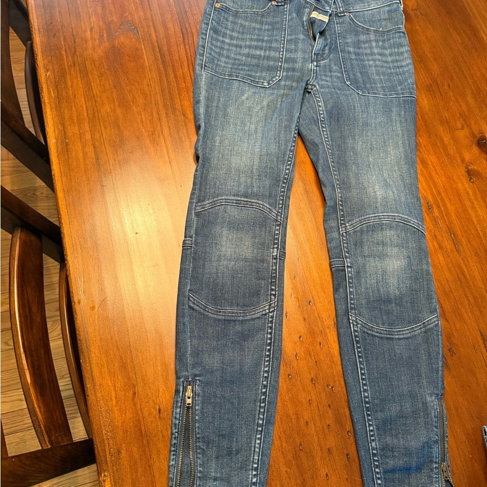 Stylish Blue Denim Jeans with Zipper Detail